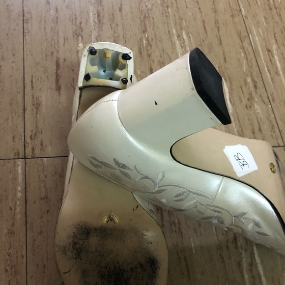 J. Renee Embroidered cream pumps 9.5 FLAW - Picture 4 of 6
